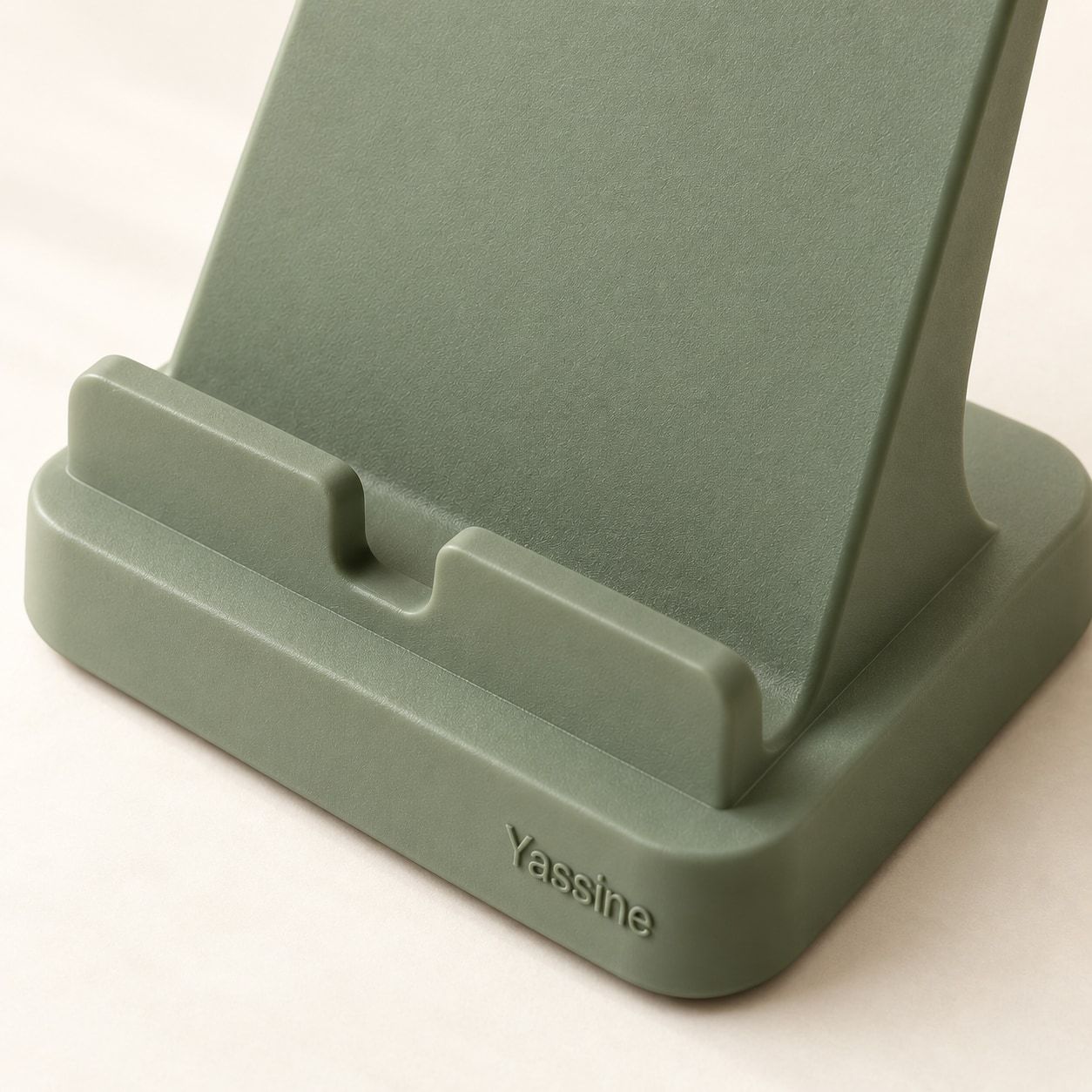 Support de téléphone vert sauge avec le prénom Yassine sur la base