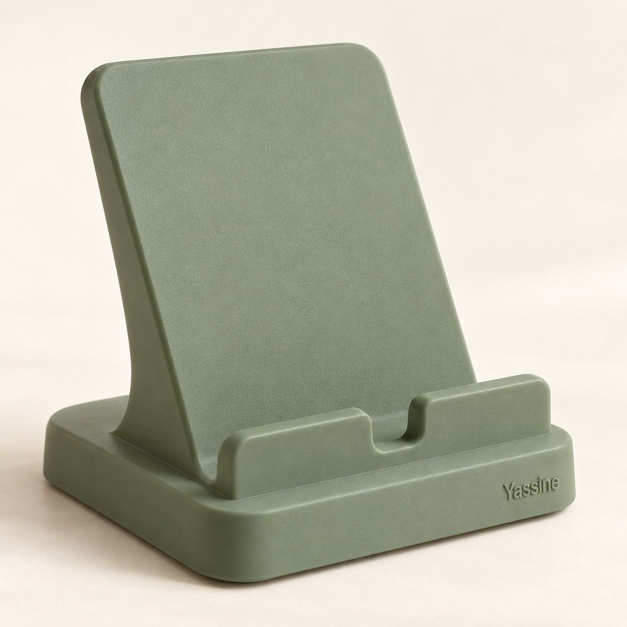 Support de téléphone vert sauge avec le prénom Yassine sur la base