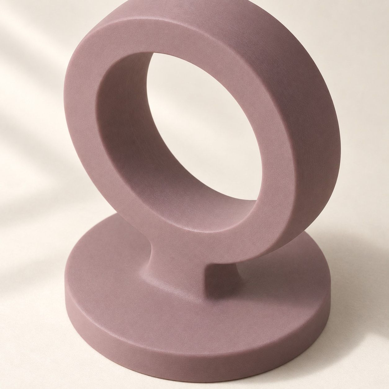 Porte-bracelets mauve en anneau vertical sur base ronde
