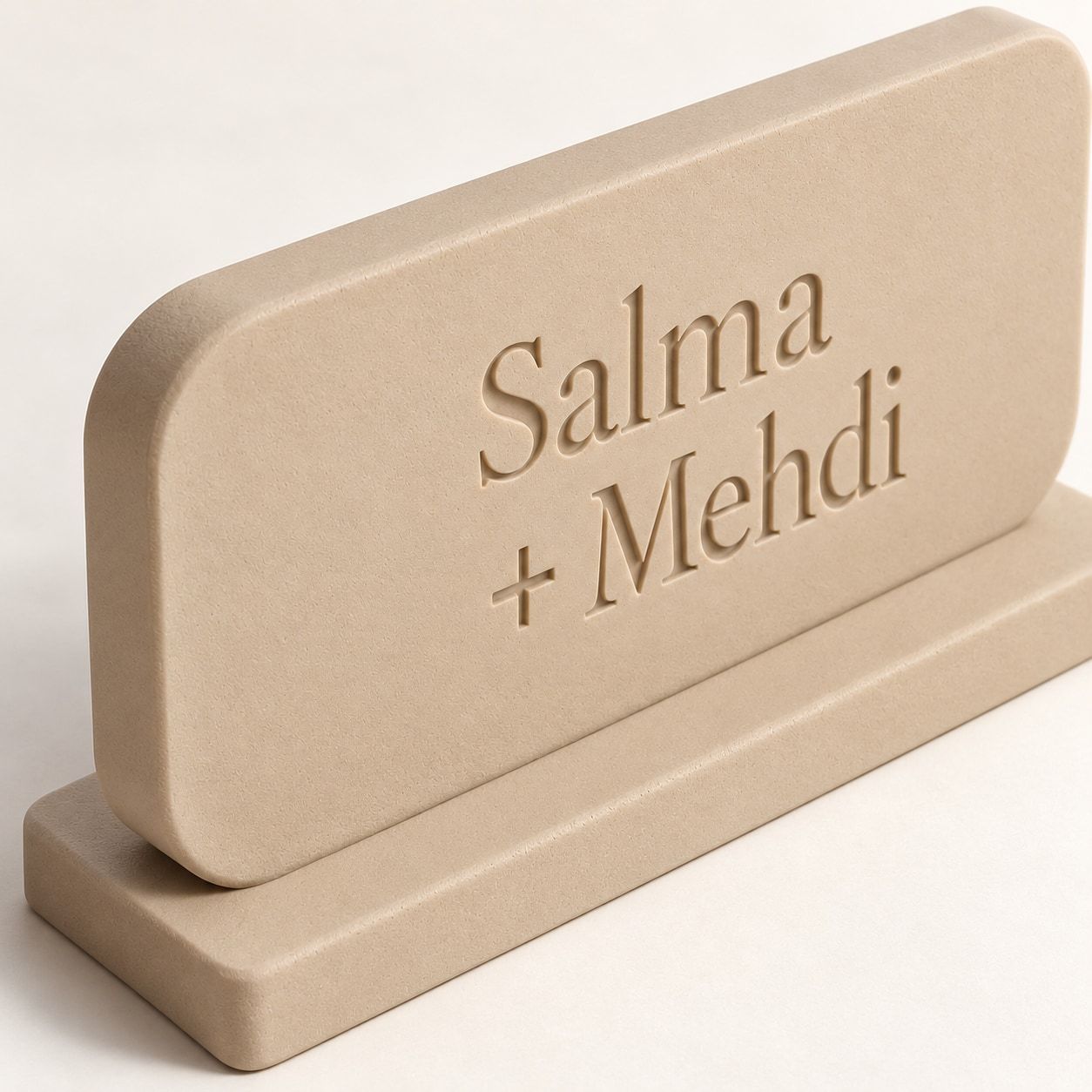 Plaque sable sur socle portant Salma et + Mehdi sur deux lignes