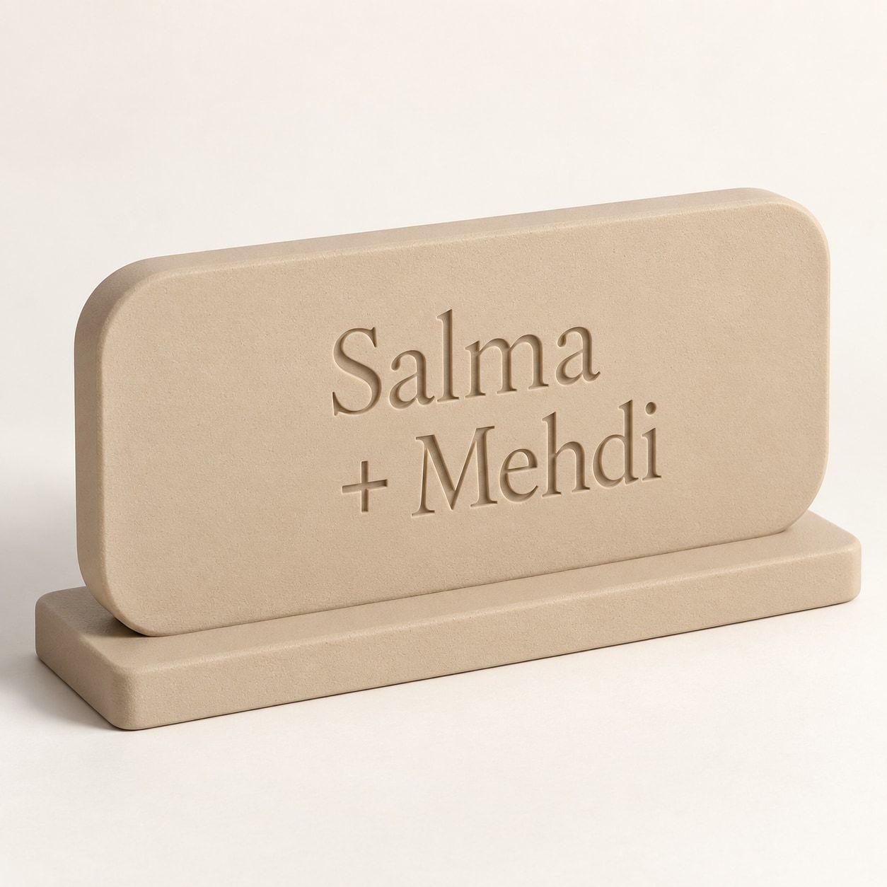 Plaque sable sur socle portant Salma et + Mehdi sur deux lignes