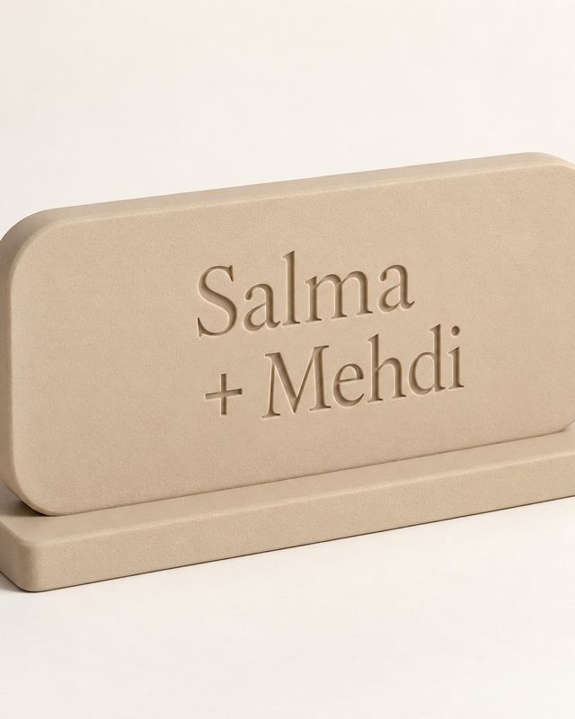 Plaque sable sur socle portant Salma et + Mehdi sur deux lignes