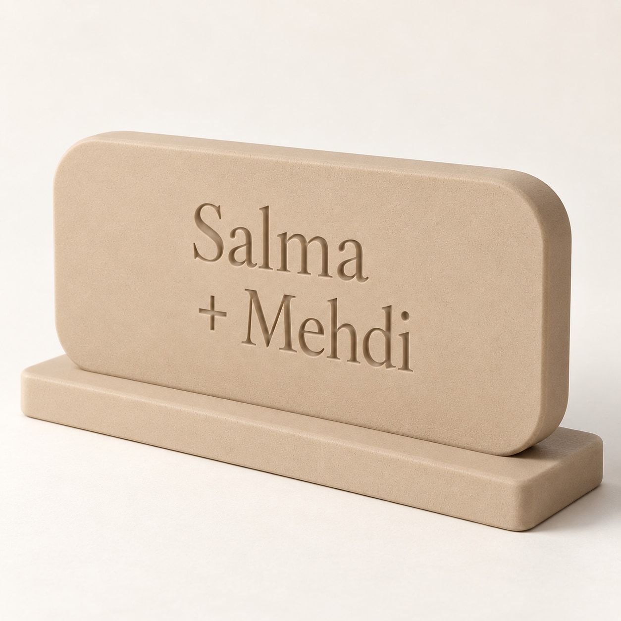 Plaque sable sur socle portant Salma et + Mehdi sur deux lignes