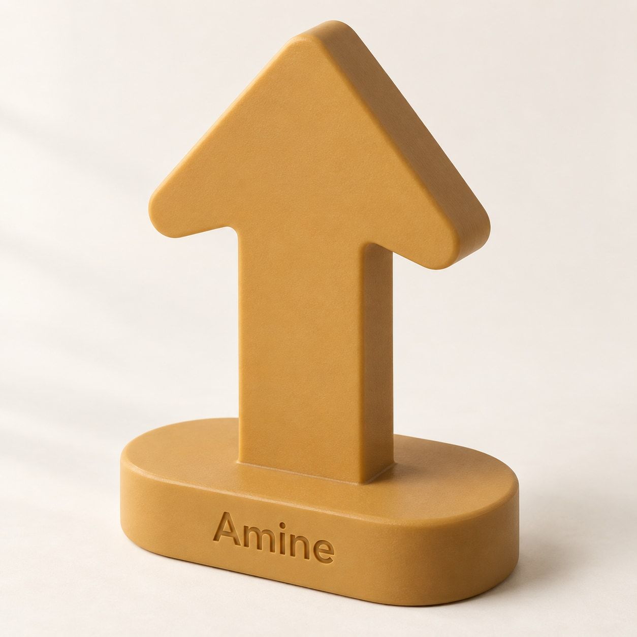 Souvenir ocre en forme de flèche avec Amine sur le socle