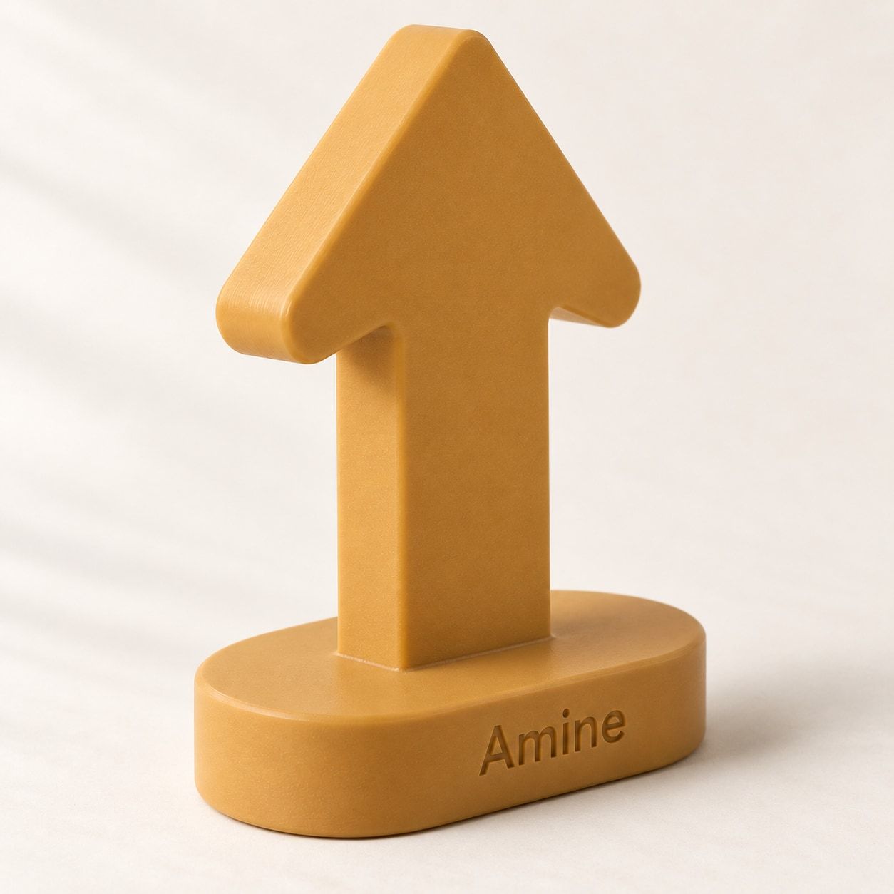 Souvenir ocre en forme de flèche avec Amine sur le socle