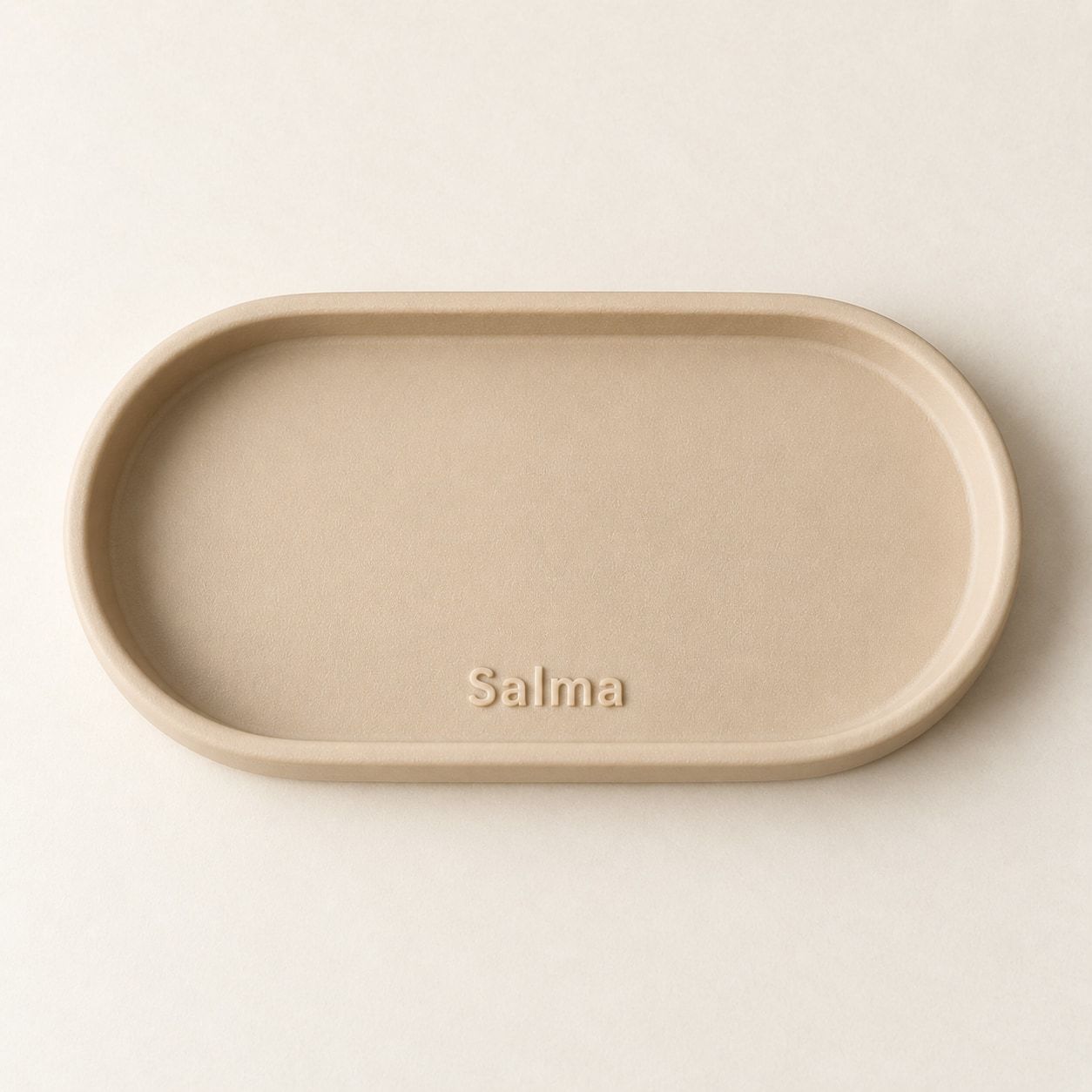 Vide-poche ovale sable avec le prénom Salma en relief