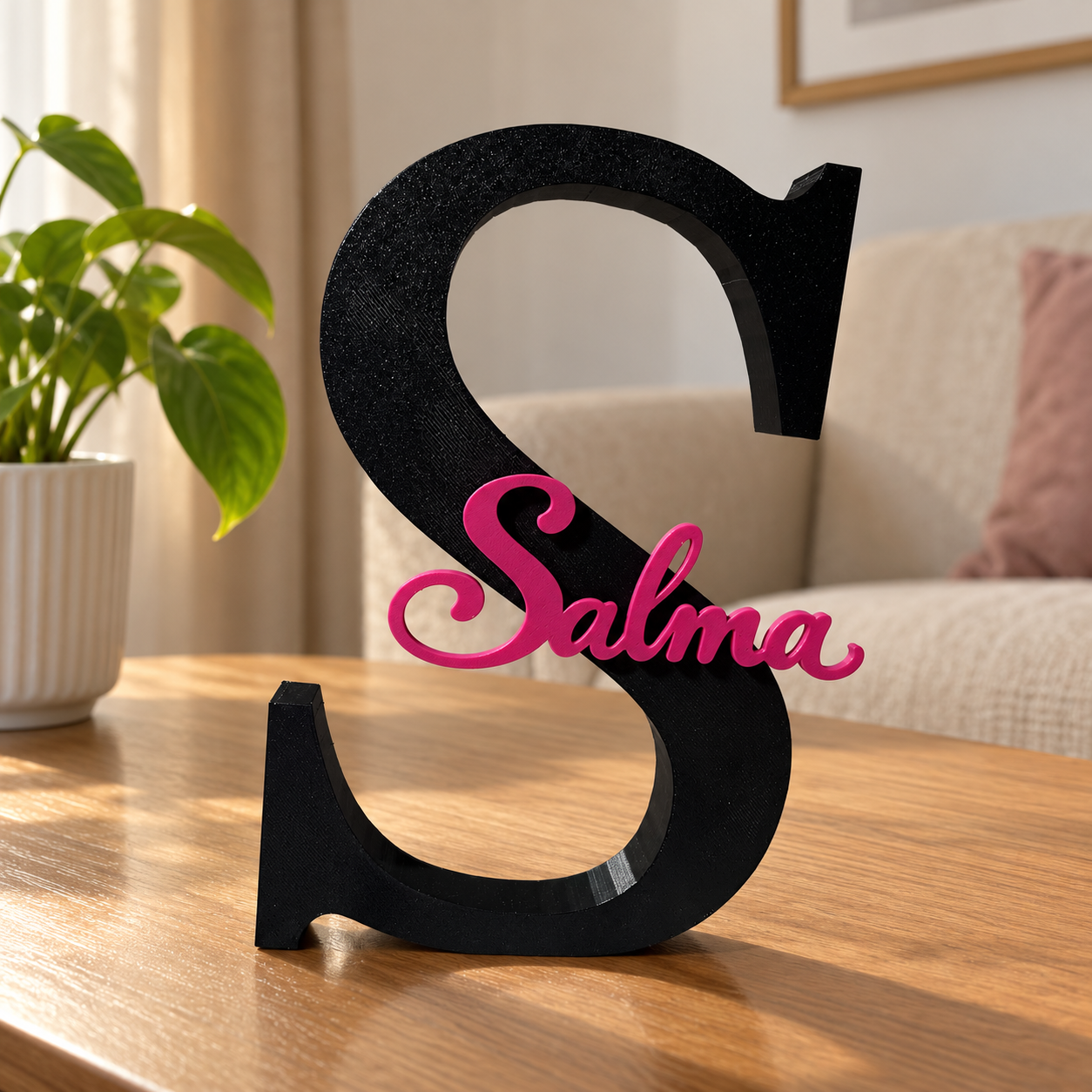 Grande lettre S noire avec prénom Salma rose en façade, exemple de personnalisation.
