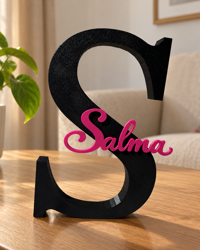 Grande lettre S noire avec prénom Salma rose en façade, exemple de personnalisation.