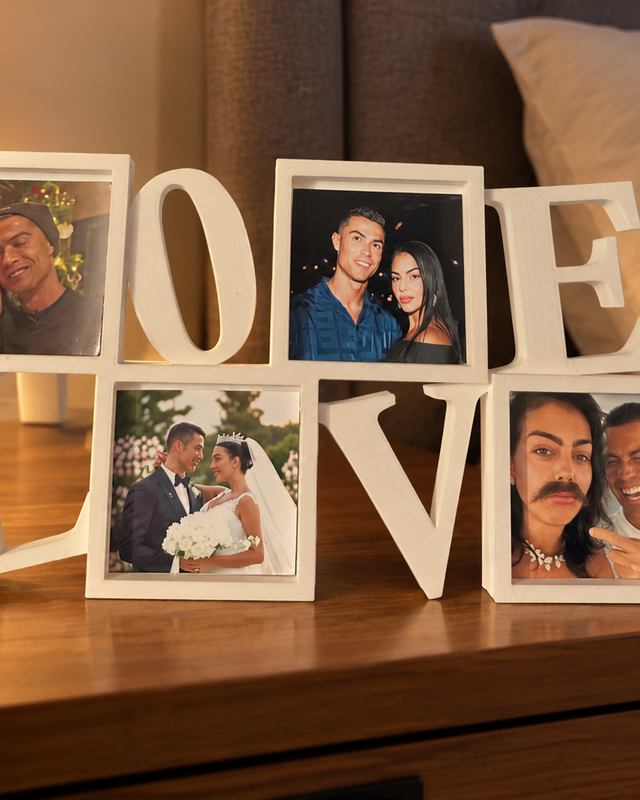 Cadre blanc à poser avec lettres LOVE et quatre emplacements photo, présenté de face.