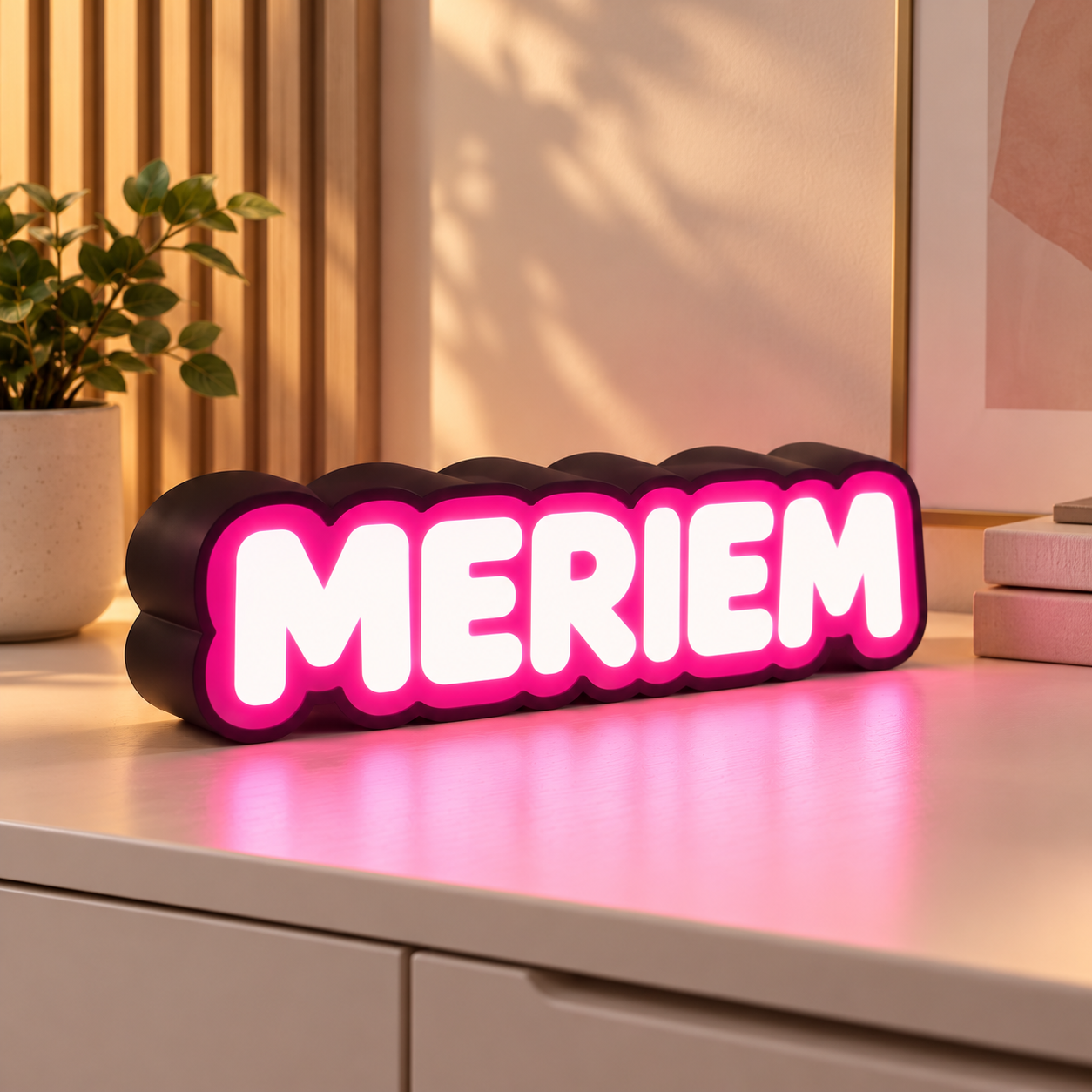 Décoration lumineuse à poser avec prénom SALMA en exemple, lettres claires, bordure rose et contour sombre.