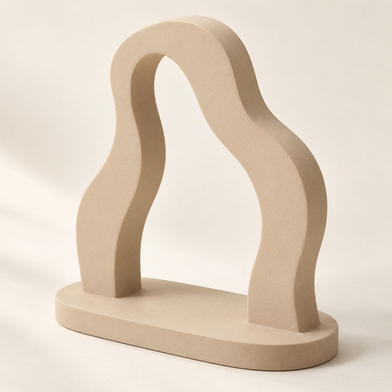 Sculpture sable en arche ondulée sur un socle ovale