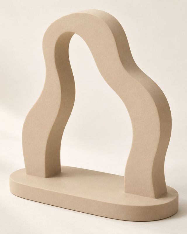 Sculpture sable en arche ondulée sur un socle ovale