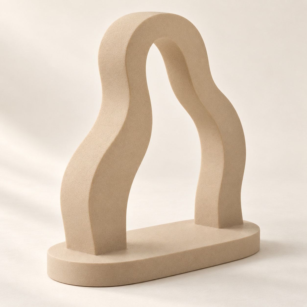 Sculpture sable en arche ondulée sur un socle ovale