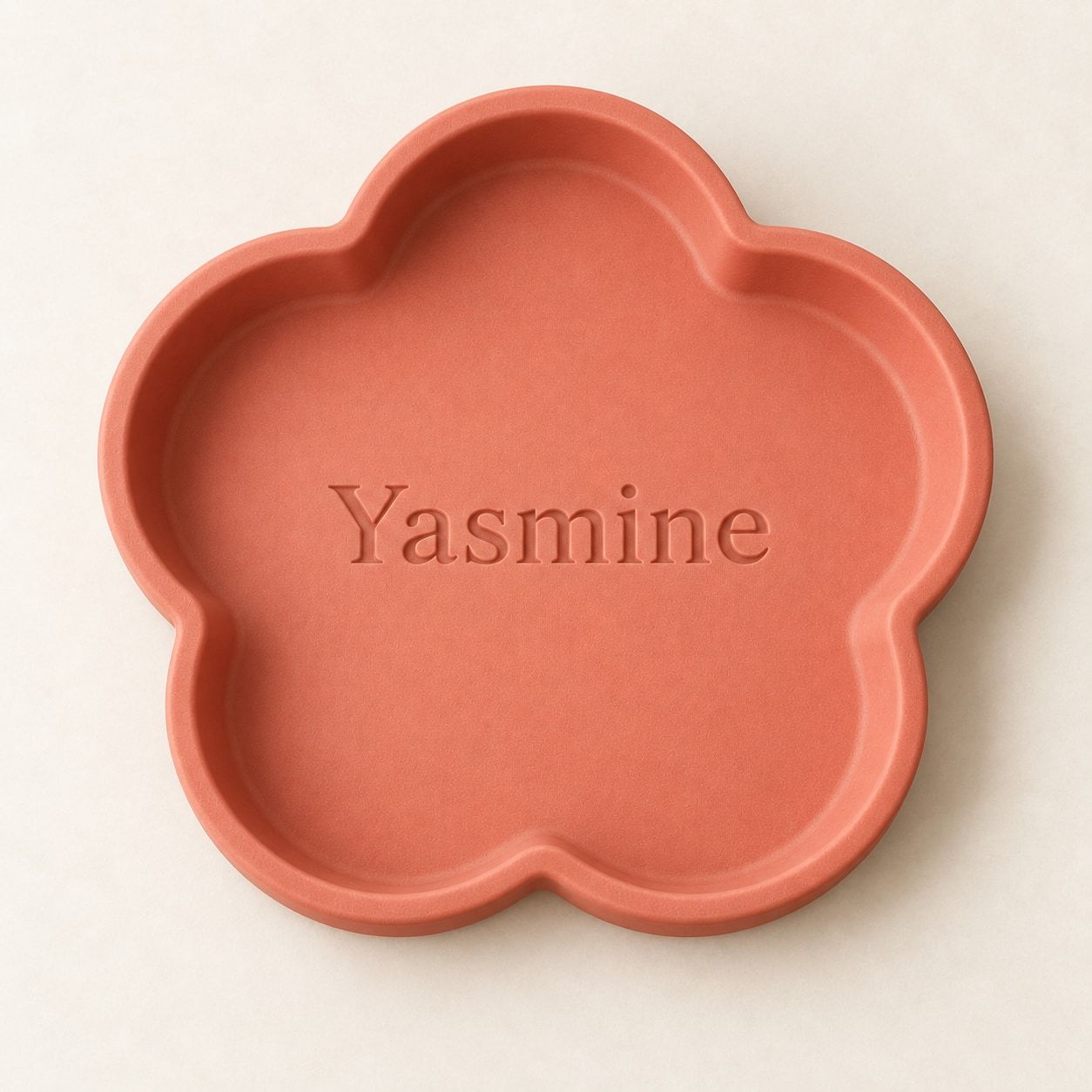 Coupelle corail à cinq pétales avec Yasmine au centre