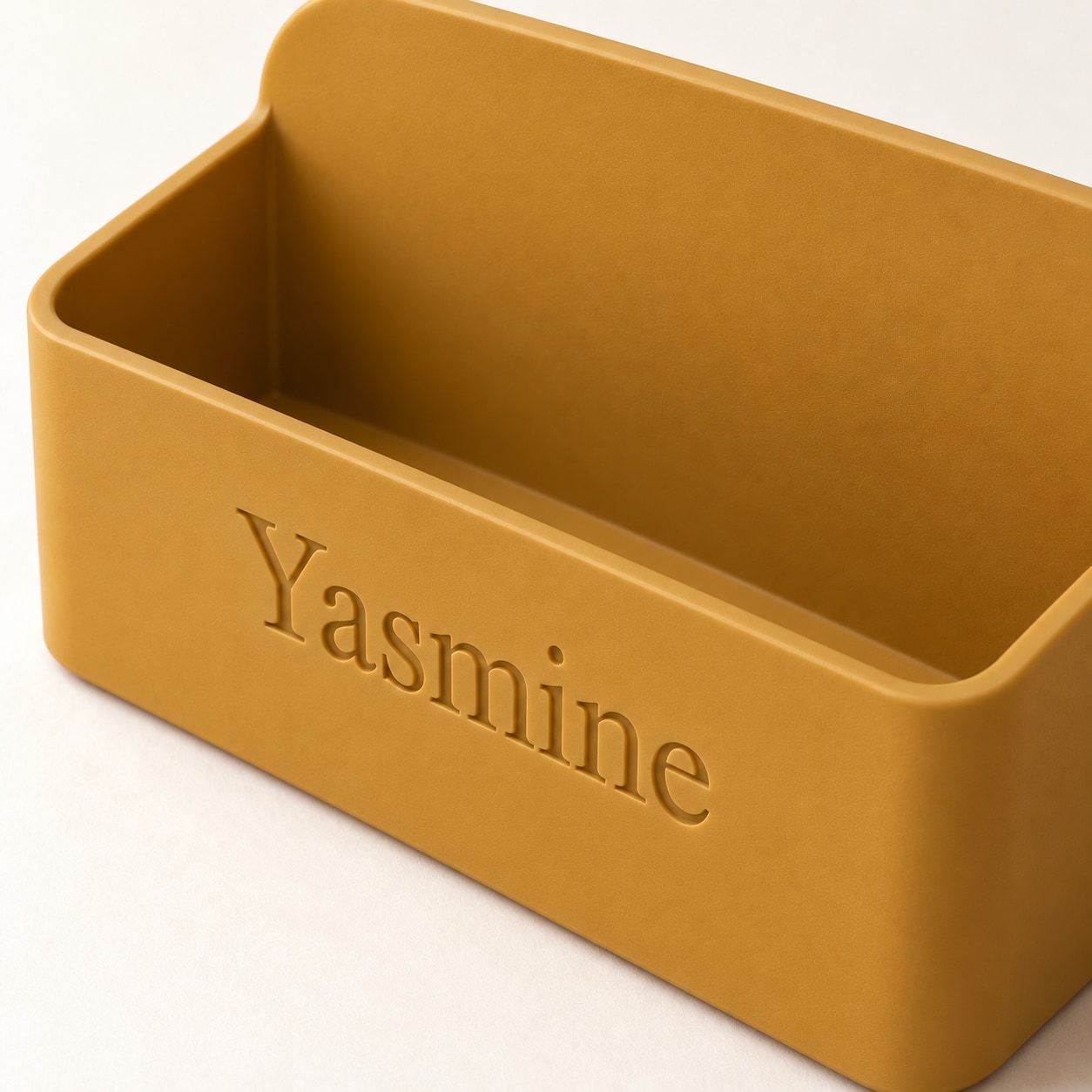 Range-courrier ocre ouvert avec le prénom Yasmine en creux