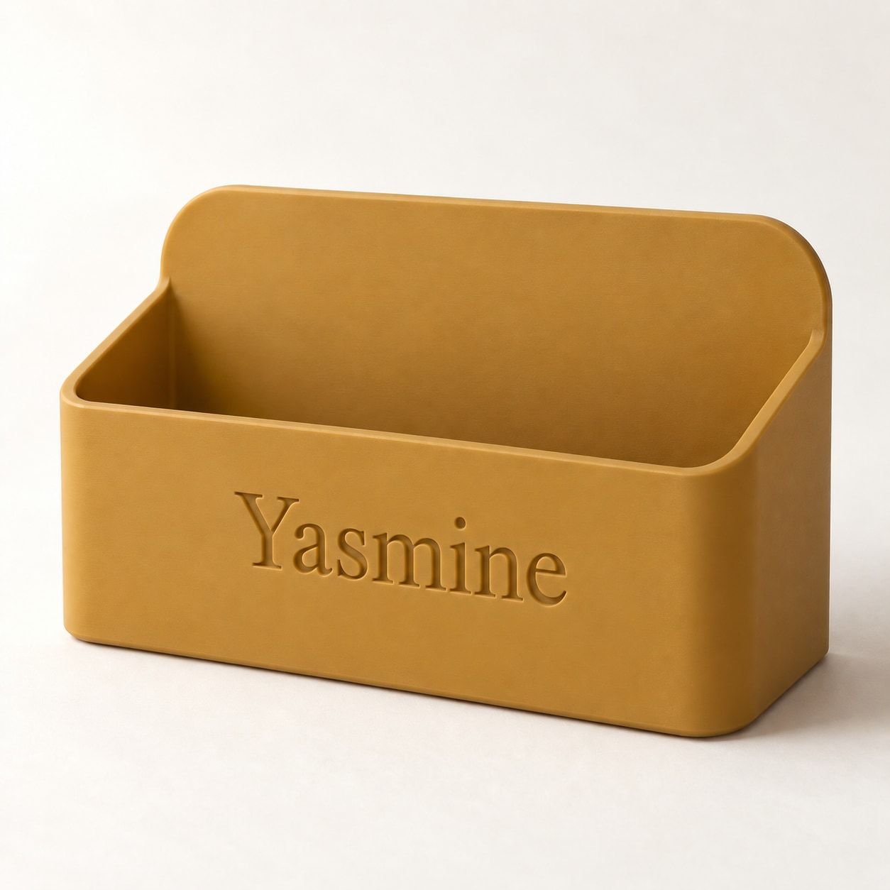 Range-courrier ocre ouvert avec le prénom Yasmine en creux