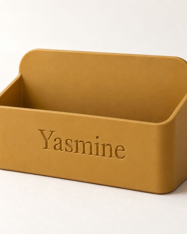 Range-courrier ocre ouvert avec le prénom Yasmine en creux