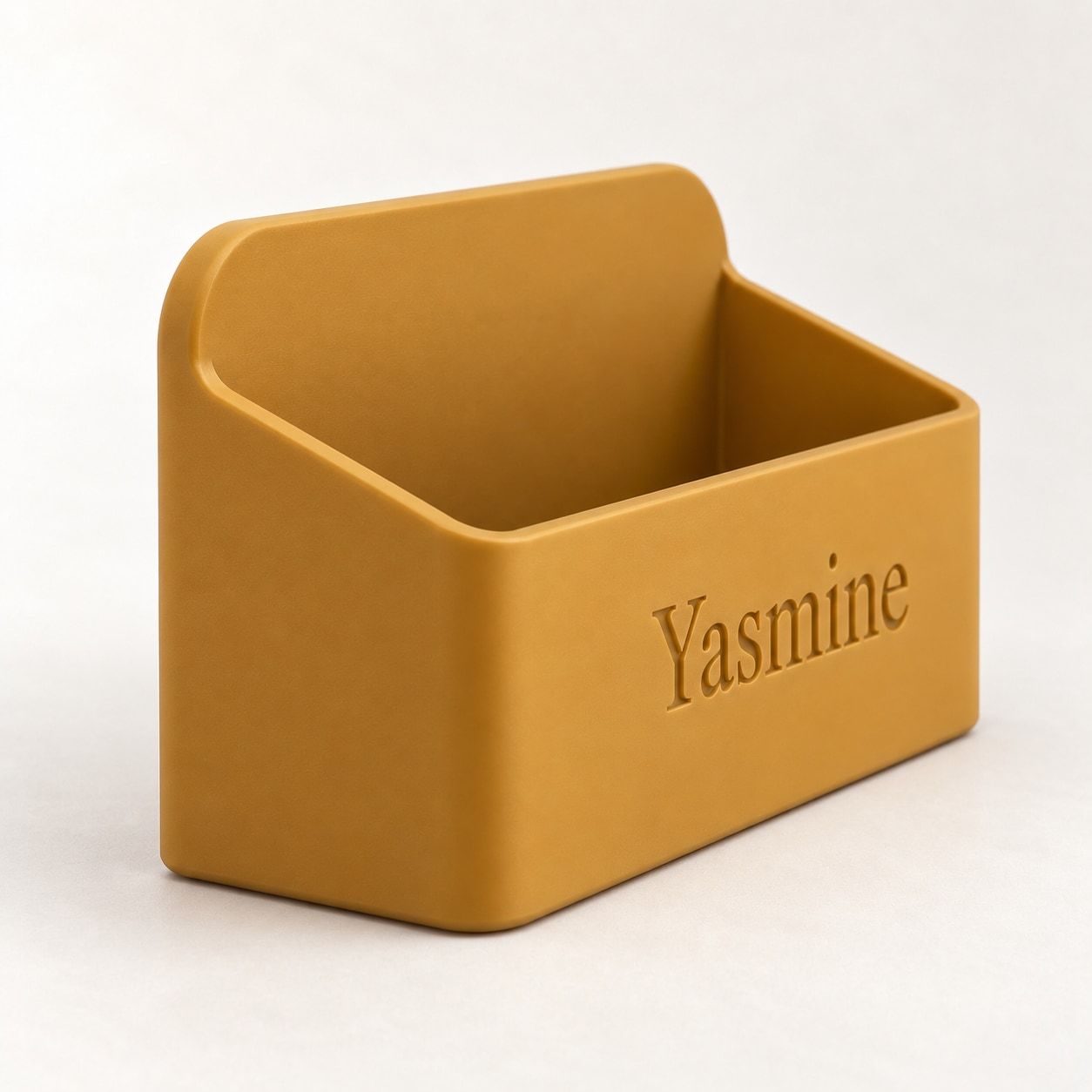 Range-courrier ocre ouvert avec le prénom Yasmine en creux