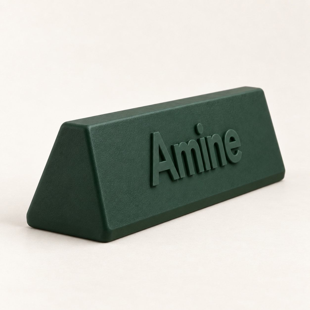 Plaque de bureau vert foncé inclinée avec le prénom Amine