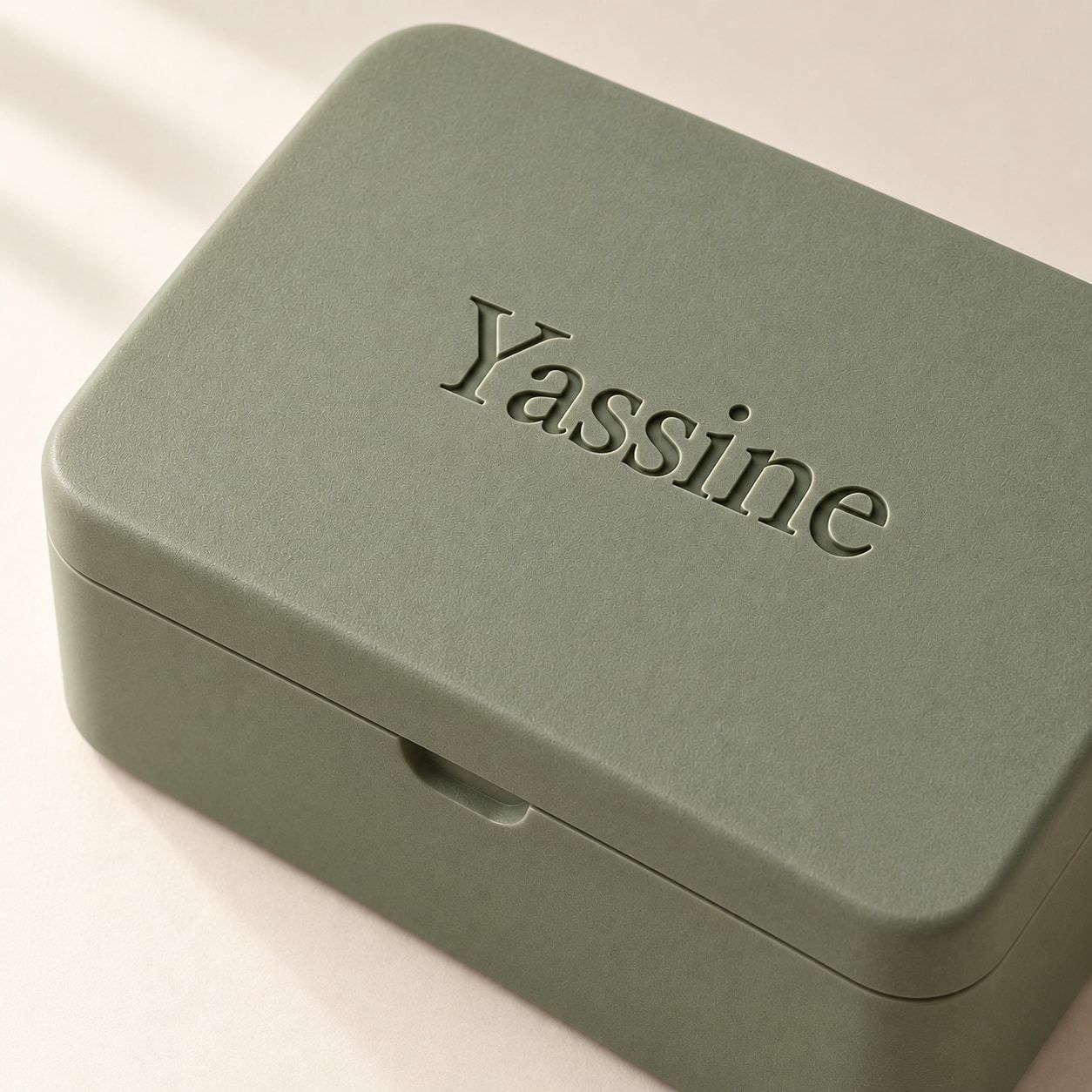 Boîte rectangulaire vert sauge avec Yassine sur le couvercle