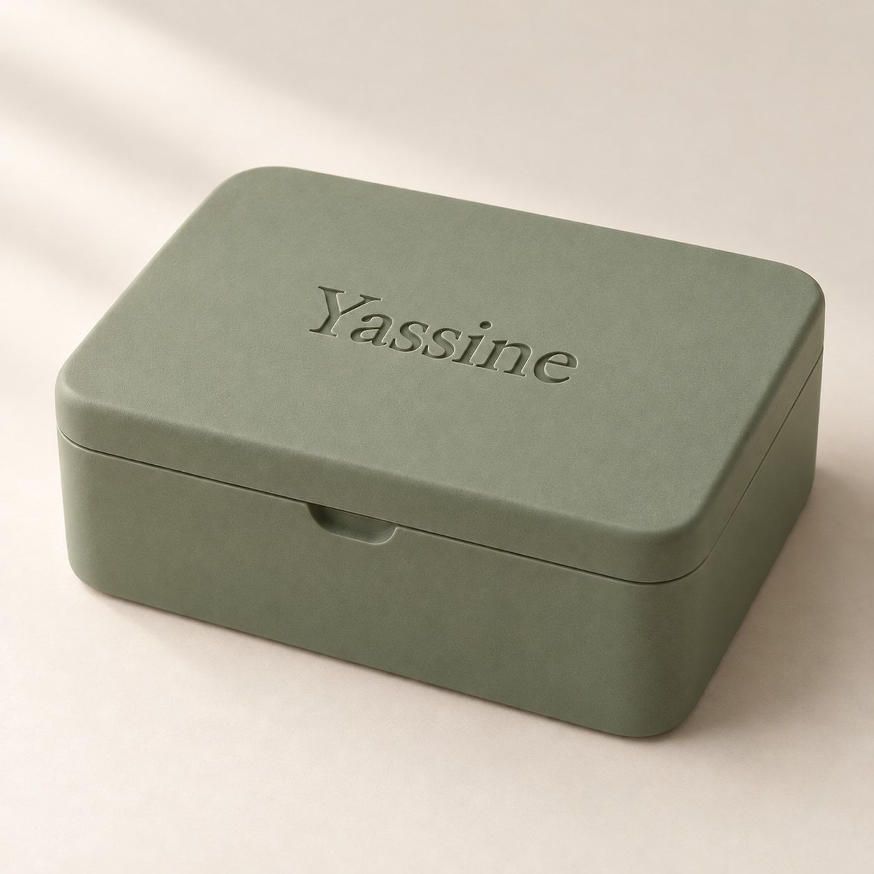 Boîte rectangulaire vert sauge avec Yassine sur le couvercle