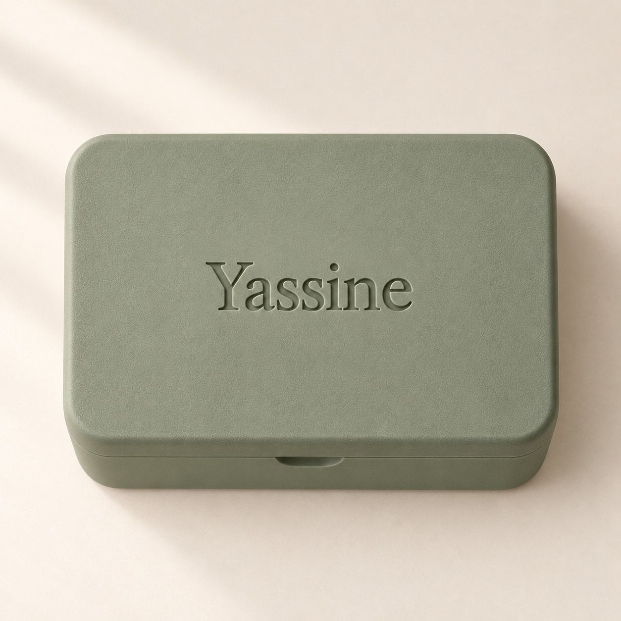 Boîte rectangulaire vert sauge avec Yassine sur le couvercle
