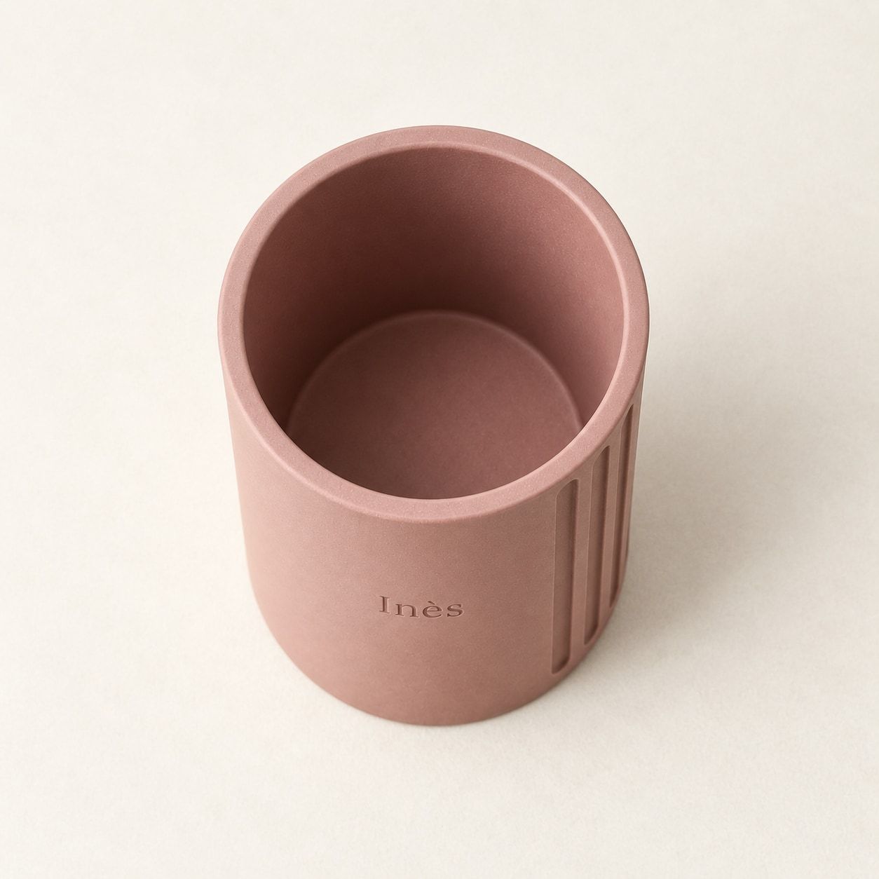 Pot à crayons rose poudré à trois rainures avec le prénom Inès