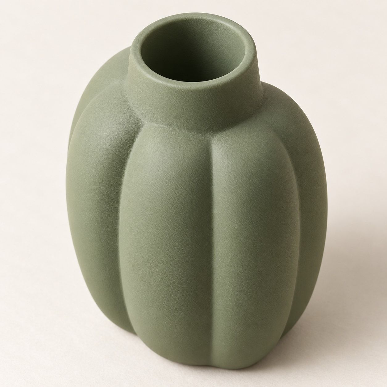 Vase vert sauge à larges sillons pour fleurs séchées