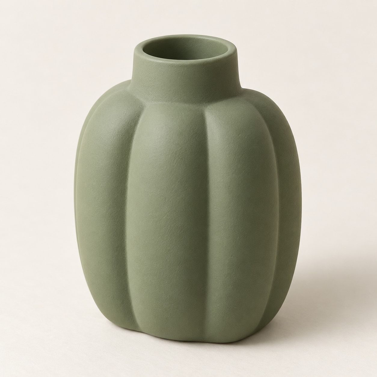 Vase vert sauge à larges sillons pour fleurs séchées