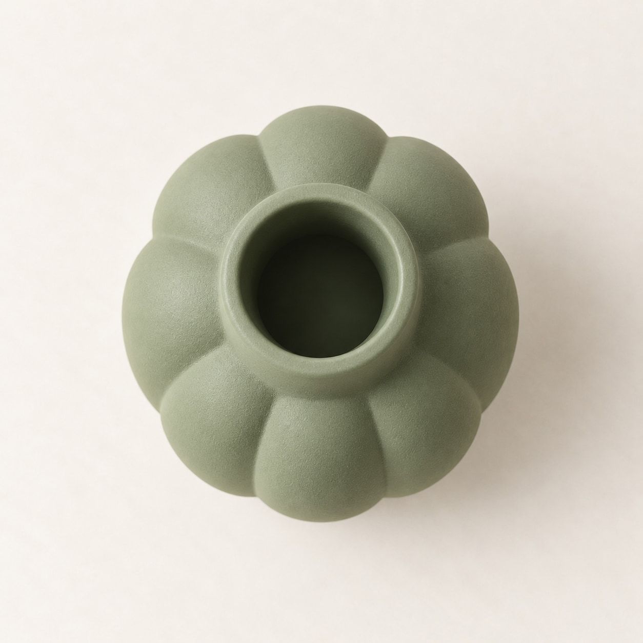 Vase vert sauge à larges sillons pour fleurs séchées