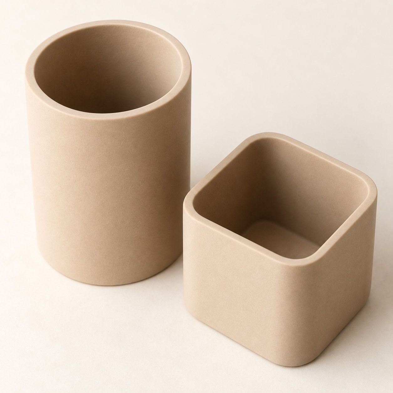 Deux pots de bureau sable, rond haut et carré bas