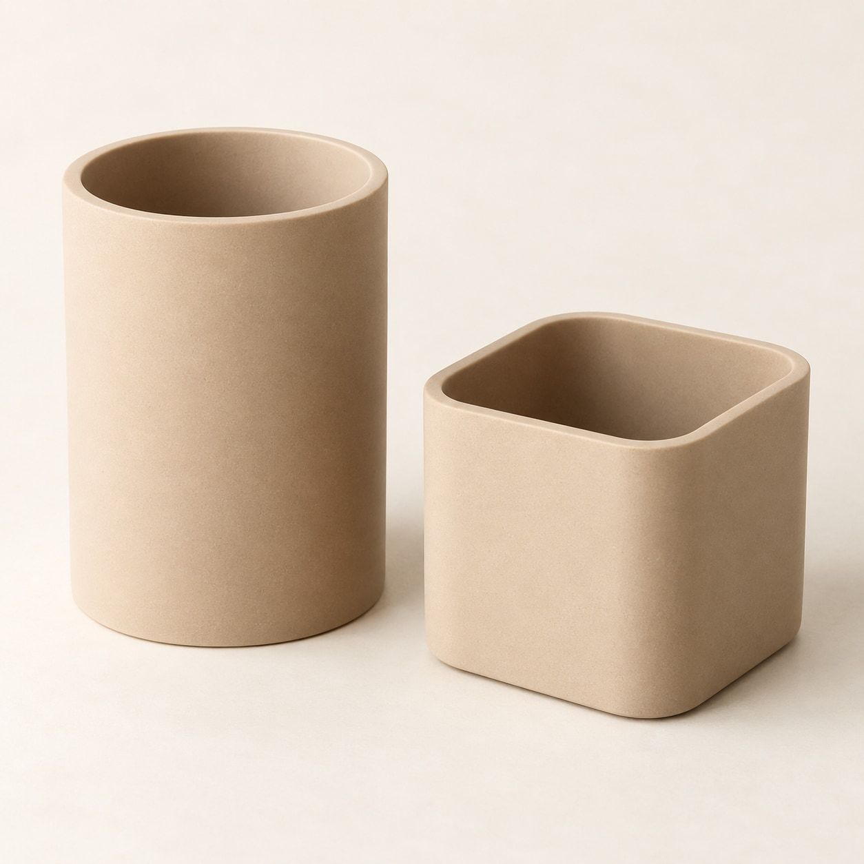 Deux pots de bureau sable, rond haut et carré bas