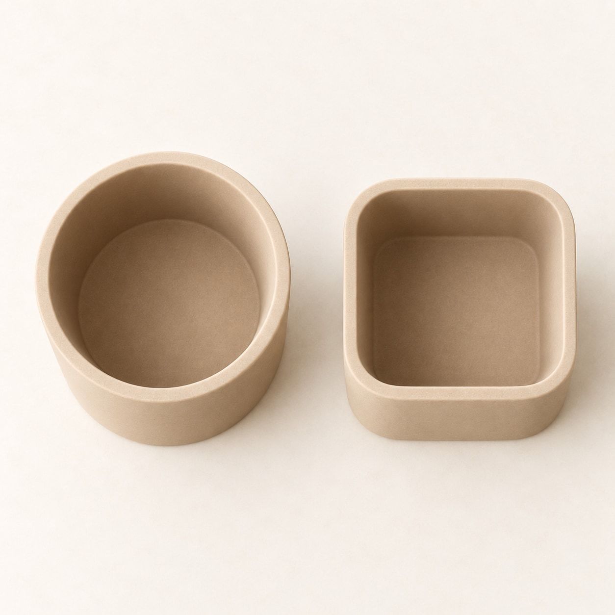 Deux pots de bureau sable, rond haut et carré bas